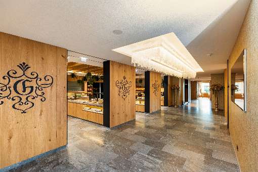 Bilder 1 bis 4: Neben dem Foyer wurden auch der Restaurant-Bereich und die Zimmer des Gr�nauerhofs mit bestem Furnier perfekt in Szene gesetzt. Fotos: Monika L�ff Fotografie, �sterreich, Gmunden, www.monikaloeff.at.